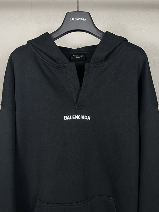 バレンシアガコピー BALENCIAGA 新ロゴ刺繍ポロカラーフード付きスパーカー