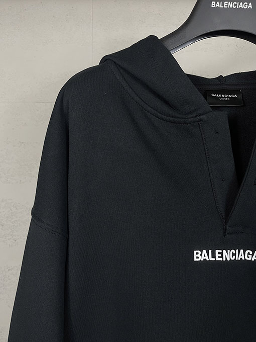バレンシアガコピー BALENCIAGA 新ロゴ刺繍ポロカラーフード付きスパーカー