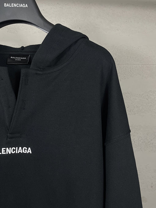バレンシアガコピー BALENCIAGA 新ロゴ刺繍ポロカラーフード付きスパーカー