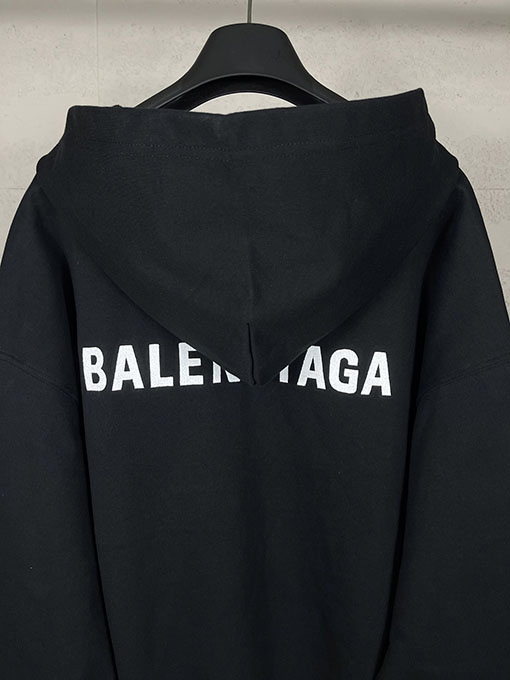 バレンシアガコピー BALENCIAGA 新ロゴ刺繍ポロカラーフード付きスパーカー