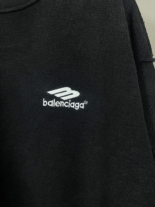 バレンシアガ 新しいロゴ刺繍入りリバースウォッシュダメージクルーネックスパーカー