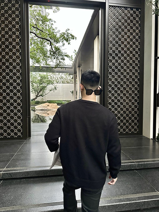 モンクレール 刺繍ロゴクルーネック長袖セーター