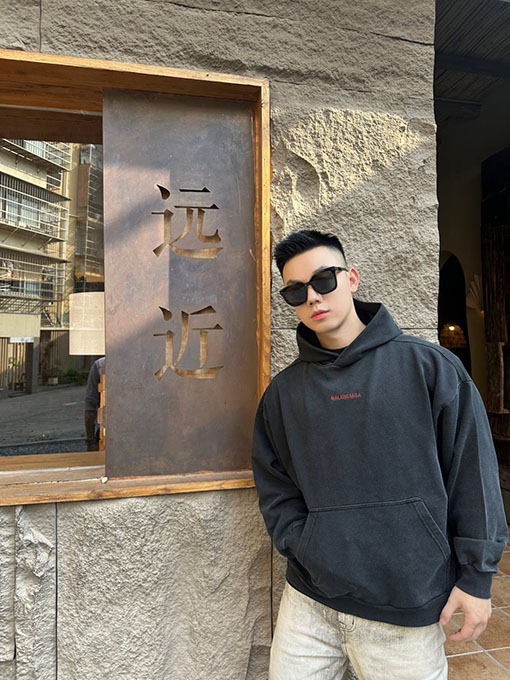 バレンシアガスーパーコピー Balenciaga back 刺繍入りフード付きスウェットシャツ