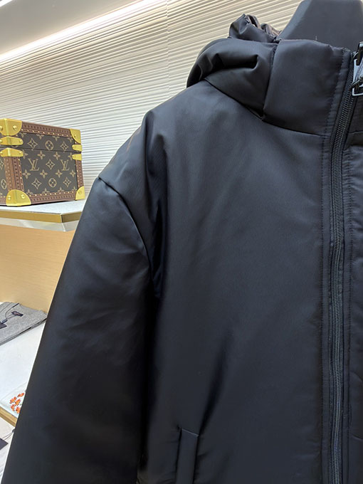 プラダスーパーコピー ミドル丈ナイロンフード付きダウンジャケット