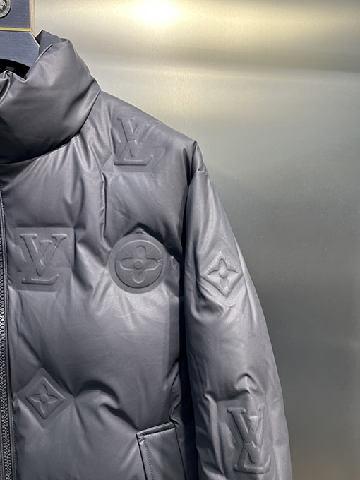 ルイヴィトンコピー 全面にエンボスロゴをしたダウンジャケット