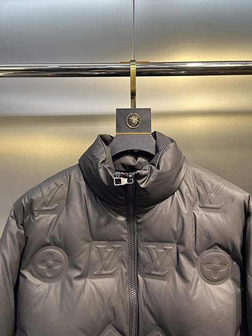 ルイヴィトンコピー 全面にエンボスロゴをしたダウンジャケット