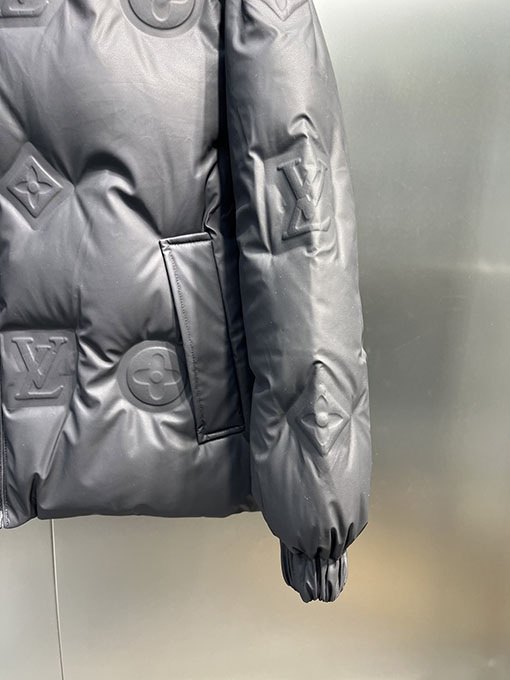 ルイヴィトンコピー 全面にエンボスロゴをしたダウンジャケット