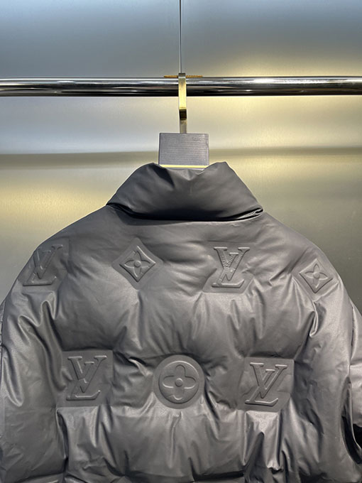 ルイヴィトンコピー 全面にエンボスロゴをしたダウンジャケット