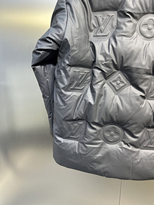 ルイヴィトンコピー 全面にエンボスロゴをしたダウンジャケット