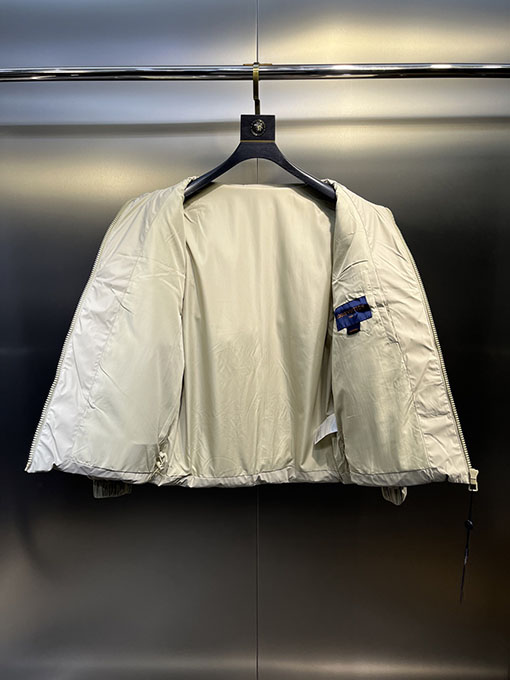 ルイヴィトンコピー 全面にエンボスロゴをしたダウンジャケット