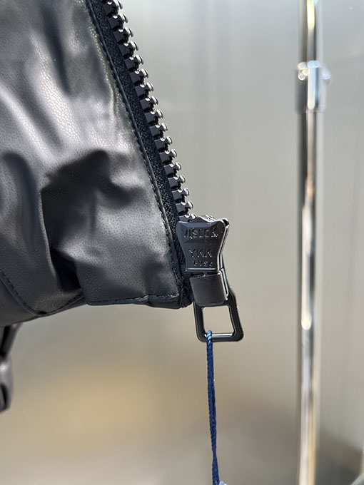 ルイヴィトンコピー 全面にエンボスロゴをしたダウンジャケット