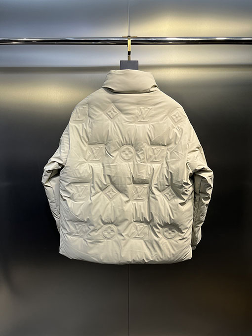 ルイヴィトンコピー 全面にエンボスロゴをしたダウンジャケット