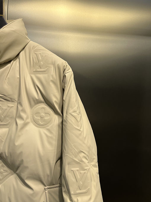 ルイヴィトンコピー 全面にエンボスロゴをしたダウンジャケット