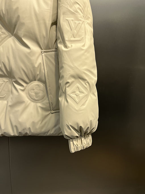 ルイヴィトンコピー 全面にエンボスロゴをしたダウンジャケット
