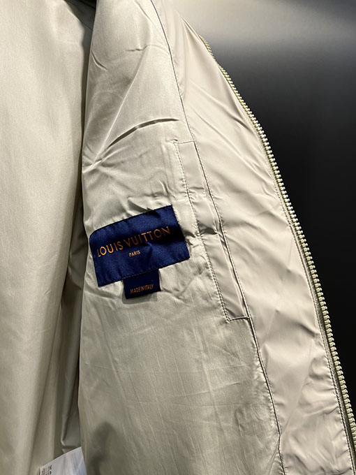 ルイヴィトンコピー 全面にエンボスロゴをしたダウンジャケット