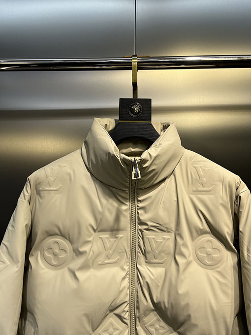 ルイヴィトンコピー 全面にエンボスロゴをしたダウンジャケット