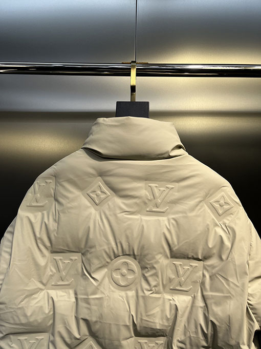 ルイヴィトンコピー 全面にエンボスロゴをしたダウンジャケット