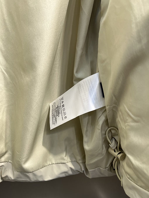 ルイヴィトンコピー 全面にエンボスロゴをしたダウンジャケット