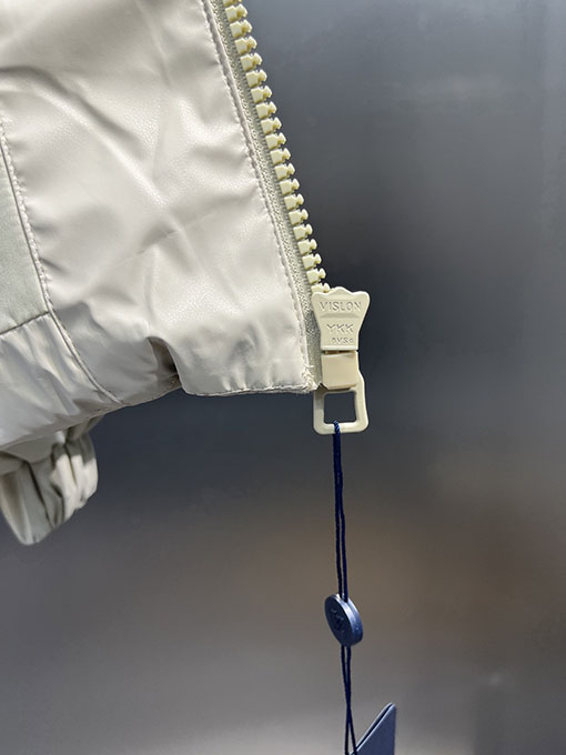 ルイヴィトンコピー 全面にエンボスロゴをしたダウンジャケット