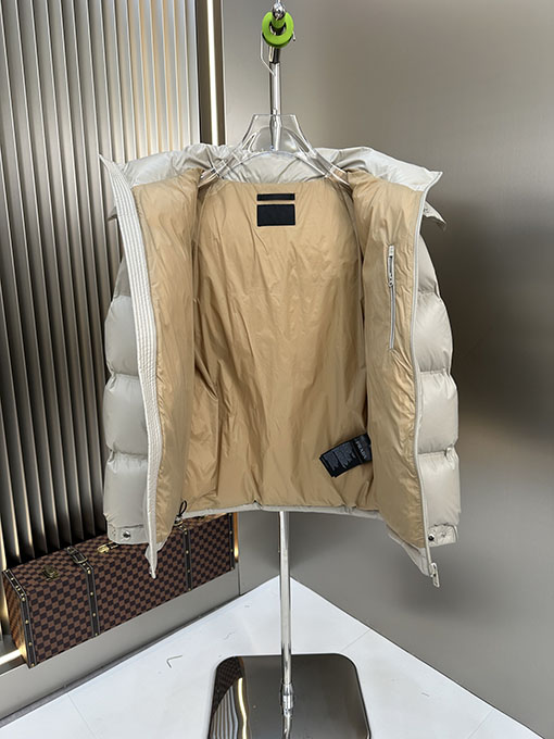プラダスーパーコピー 斜めの三角形のロゴが入ったダウンジャケット
