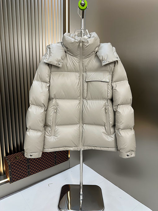 プラダスーパーコピー 斜めの三角形のロゴが入ったダウンジャケット