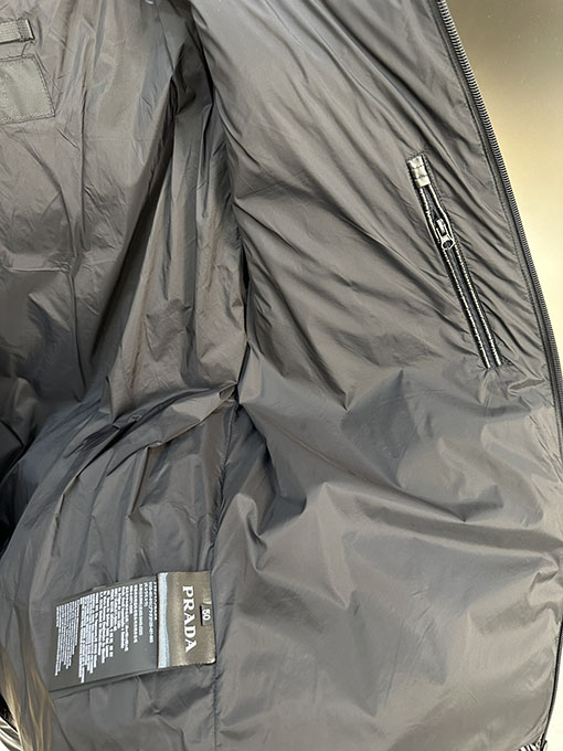 プラダスーパーコピー 斜めの三角形のロゴが入ったダウンジャケット