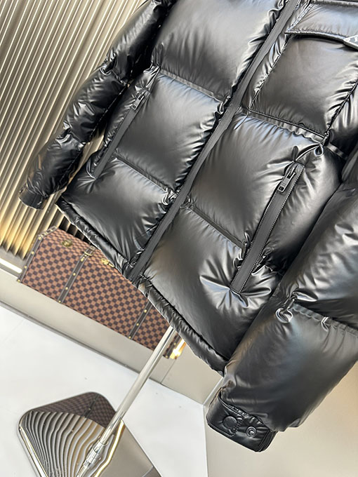 プラダスーパーコピー 斜めの三角形のロゴが入ったダウンジャケット