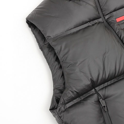 プラダ Linea Rossa 軽量ダウンベストシリーズ