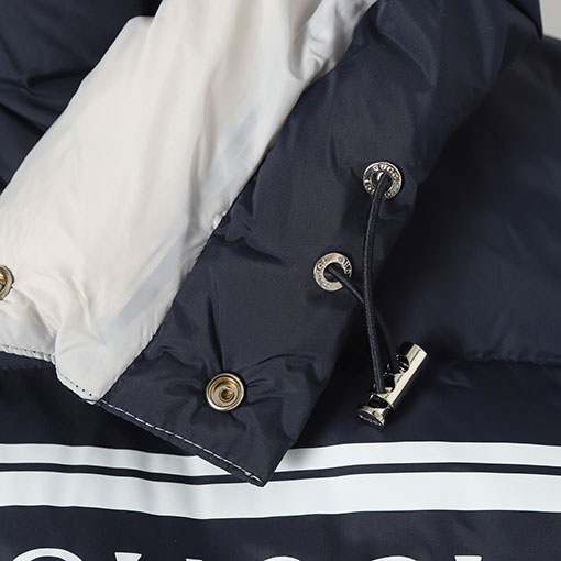 グッチスーパーコピー ロゴストライププリントのフード付きダウンジャケット