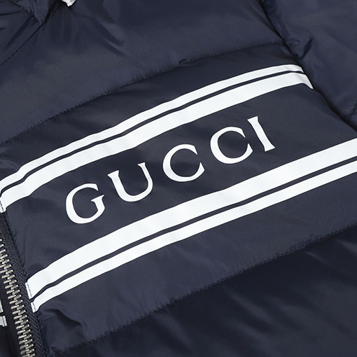 グッチスーパーコピー ロゴストライププリントのフード付きダウンジャケット