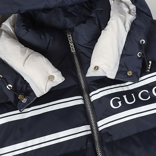 グッチスーパーコピー ロゴストライププリントのフード付きダウンジャケット