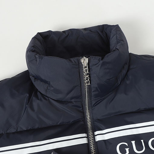 グッチスーパーコピー ロゴストライププリントのフード付きダウンジャケット