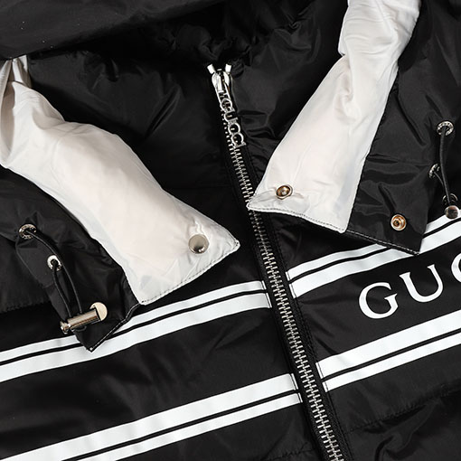 グッチスーパーコピー ロゴストライププリントのフード付きダウンジャケット