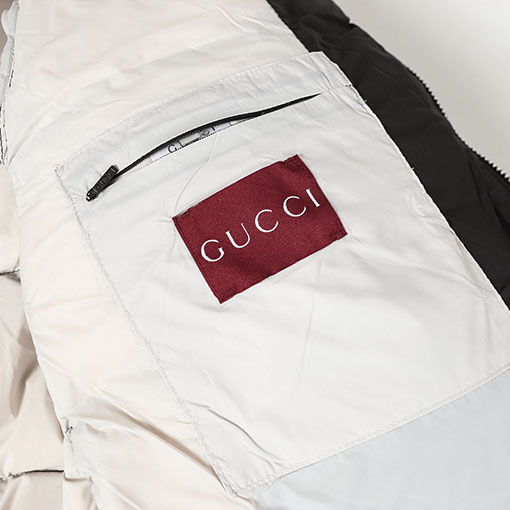 グッチスーパーコピー ロゴストライププリントのフード付きダウンジャケット