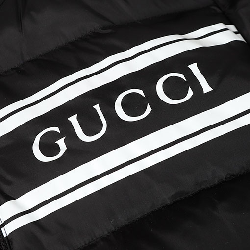 グッチスーパーコピー ロゴストライププリントのフード付きダウンジャケット