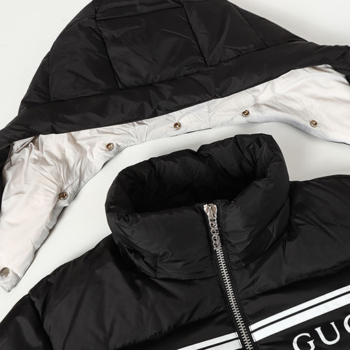 グッチスーパーコピー ロゴストライププリントのフード付きダウンジャケット