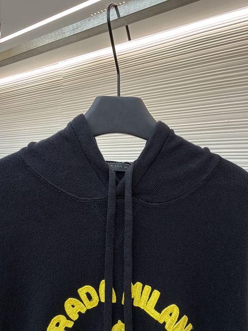 プラダ タオル刺繍ニットパーカー