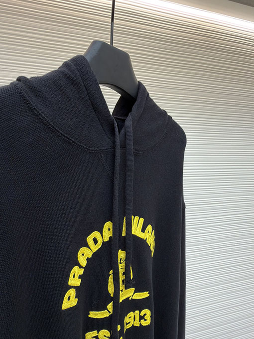 プラダ タオル刺繍ニットパーカー