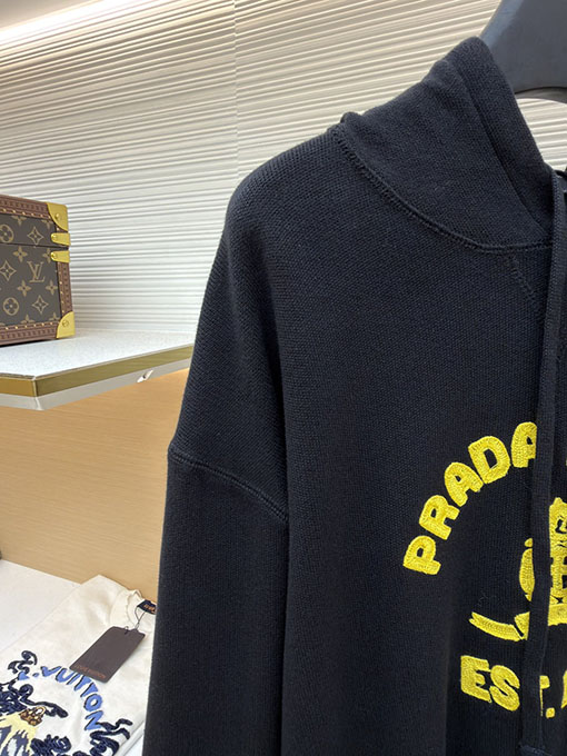 プラダ タオル刺繍ニットパーカー