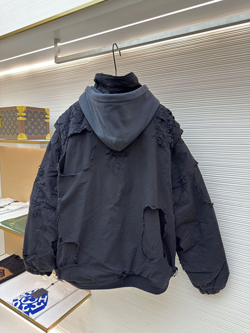 バレンシアガ Bomber がありダメージが施され水洗いされひどくダメージをけたコットンパッド入りジャケット