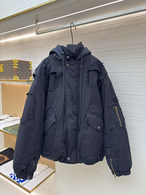 バレンシアガ Bomber がありダメージが施され水洗いされひどくダメージをけたコットンパッド入りジャケット