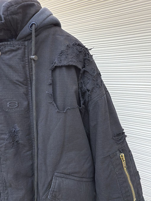 バレンシアガ Bomber がありダメージが施され水洗いされひどくダメージをけたコットンパッド入りジャケット