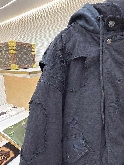 バレンシアガ Bomber がありダメージが施され水洗いされひどくダメージをけたコットンパッド入りジャケット