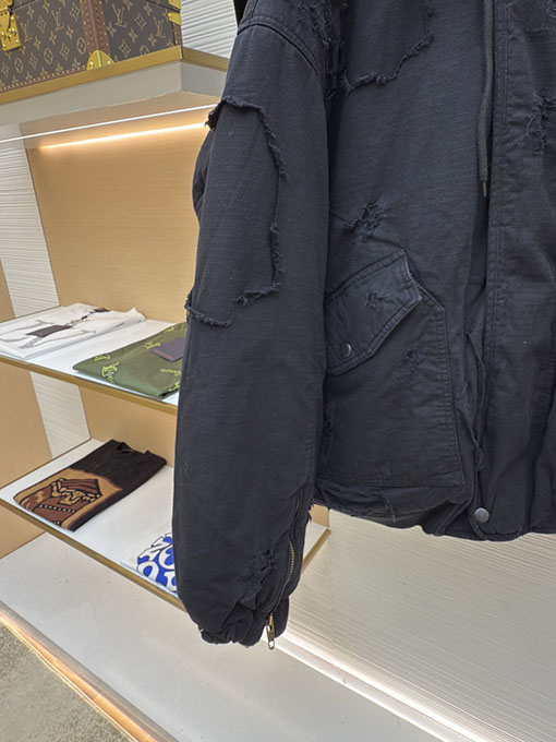 バレンシアガ Bomber がありダメージが施され水洗いされひどくダメージをけたコットンパッド入りジャケット