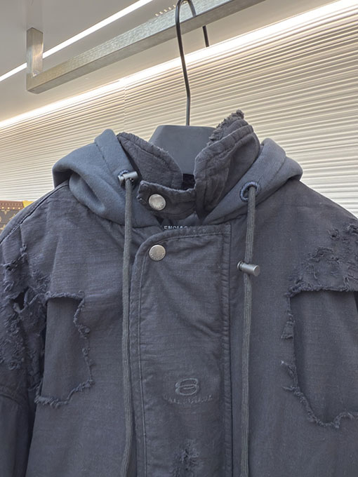 バレンシアガ Bomber がありダメージが施され水洗いされひどくダメージをけたコットンパッド入りジャケット