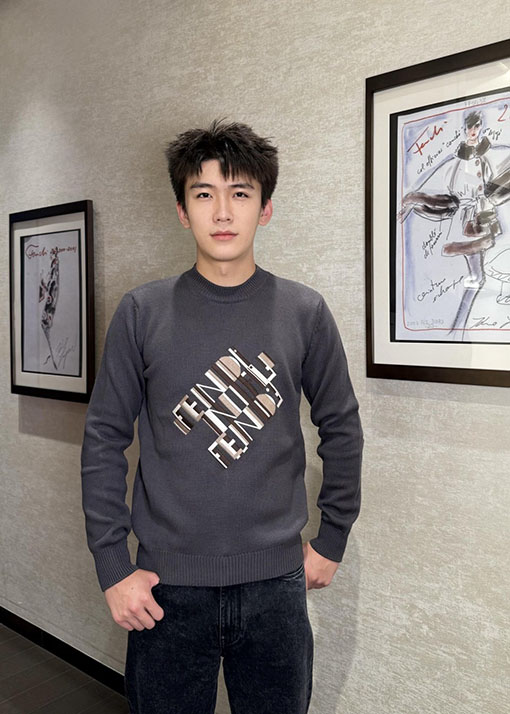 フェンディスーパーコピー 刺繍ロゴニットプルオーバー