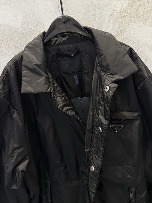 プラダ リサイクルナイロン トライアングルラベル ジッパーポケット 薄手コットンジャケット
