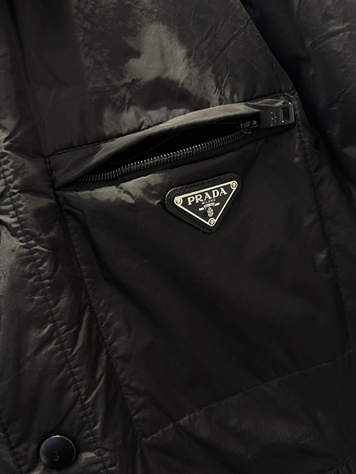 プラダ リサイクルナイロン トライアングルラベル ジッパーポケット 薄手コットンジャケット