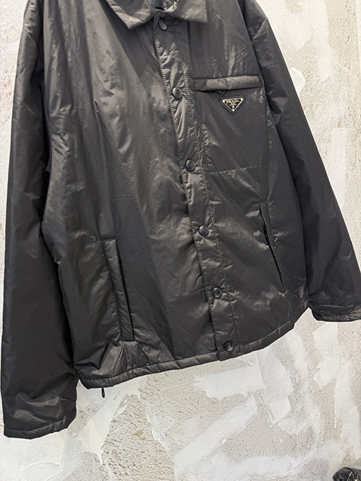 プラダ リサイクルナイロン トライアングルラベル ジッパーポケット 薄手コットンジャケット