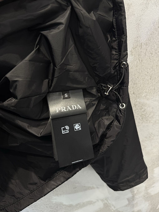 プラダ リサイクルナイロン トライアングルラベル ジッパーポケット 薄手コットンジャケット